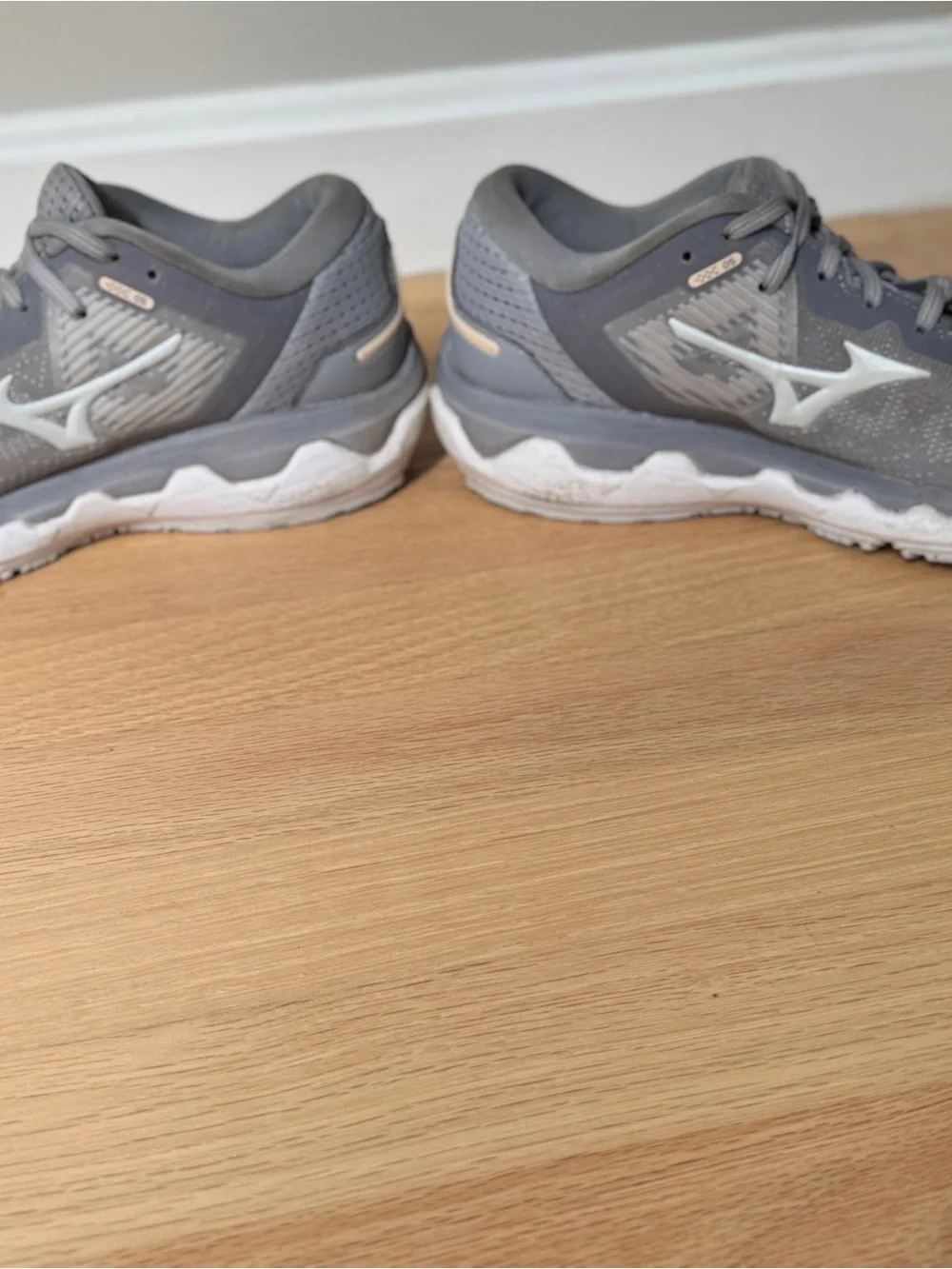 Mizuno Wave Horizon 5 Women’s Running Shoes – Gray/Silver – Size 7.5